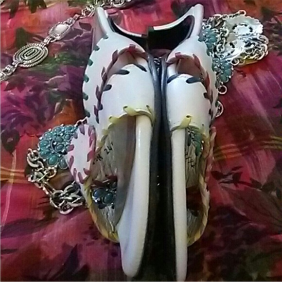 Beautiful pair of California Magdesians White Shoes with Contrast Stitching - Picture 4 of 8